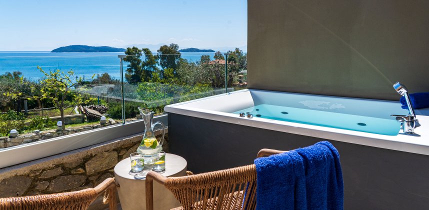 DELUXE ROOM SEA VIEW WITH PRIVATE JACUZZI